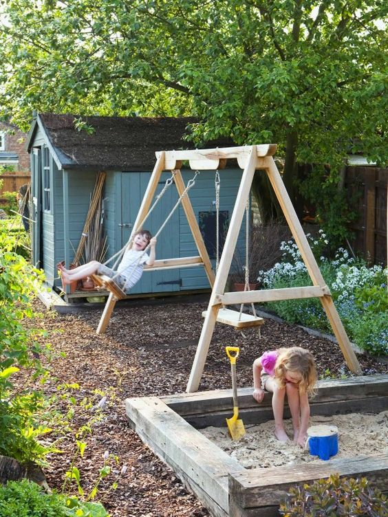 Peskovnik in gugalnica poskrbita za otroško veselje na vrtu.