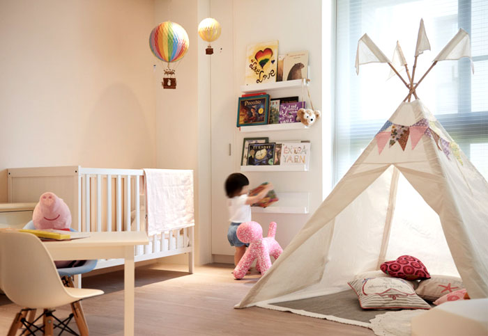 Dekorativni predmeti spremenijo minimalistično otroško sobo v živahen prostor.